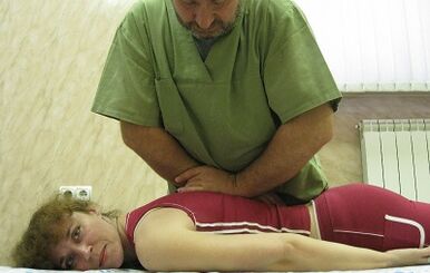 Lumbar Osteokondrosiaren eskuzko terapia